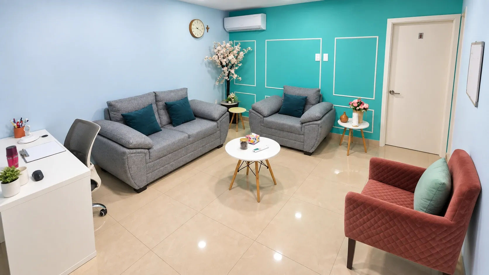 Consultorio de Arboledas: sofá, sillón y mesa baja, con la puerta al fondo