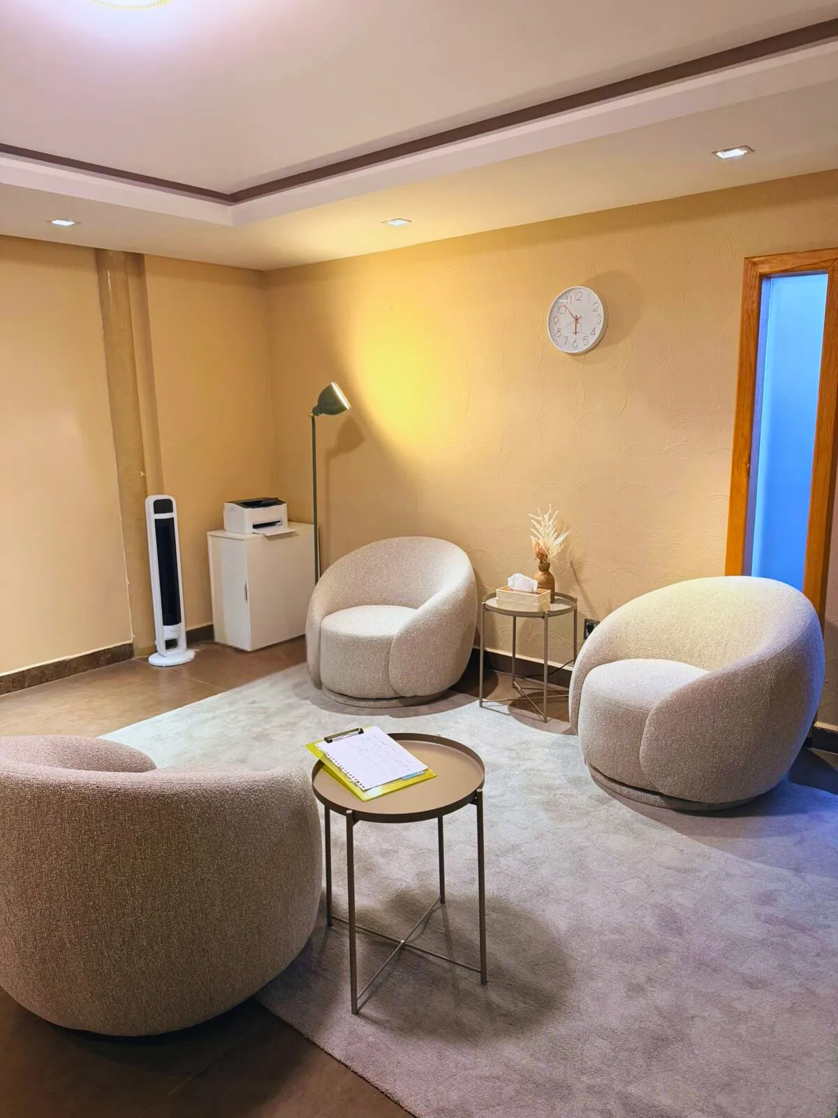 Consultorio de Solace: sillón, luz cálida y plantas